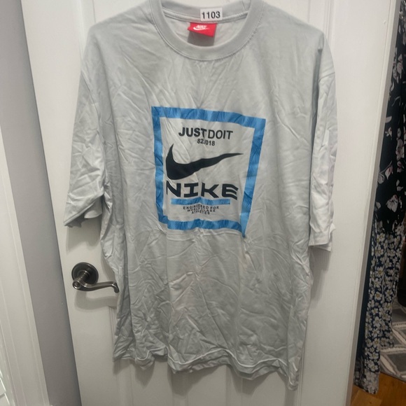 Nike Gray Short Sleeve Tee with Vintage Graphic - Picture 4 of 10